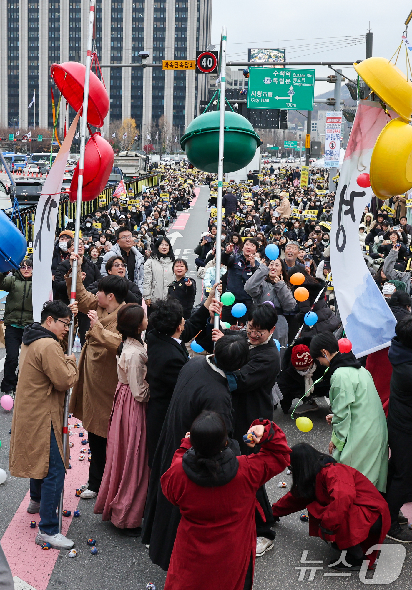 (서울=뉴스1) 안은나 기자 = 교사노동조합연맹 조합원들이 29일 서울 종로구 사직로 동십자각 인근에서 열린 '교사 정당가입 요구집회'에서 '정당가입'이라고 적힌 박을 터뜨리고 있 …