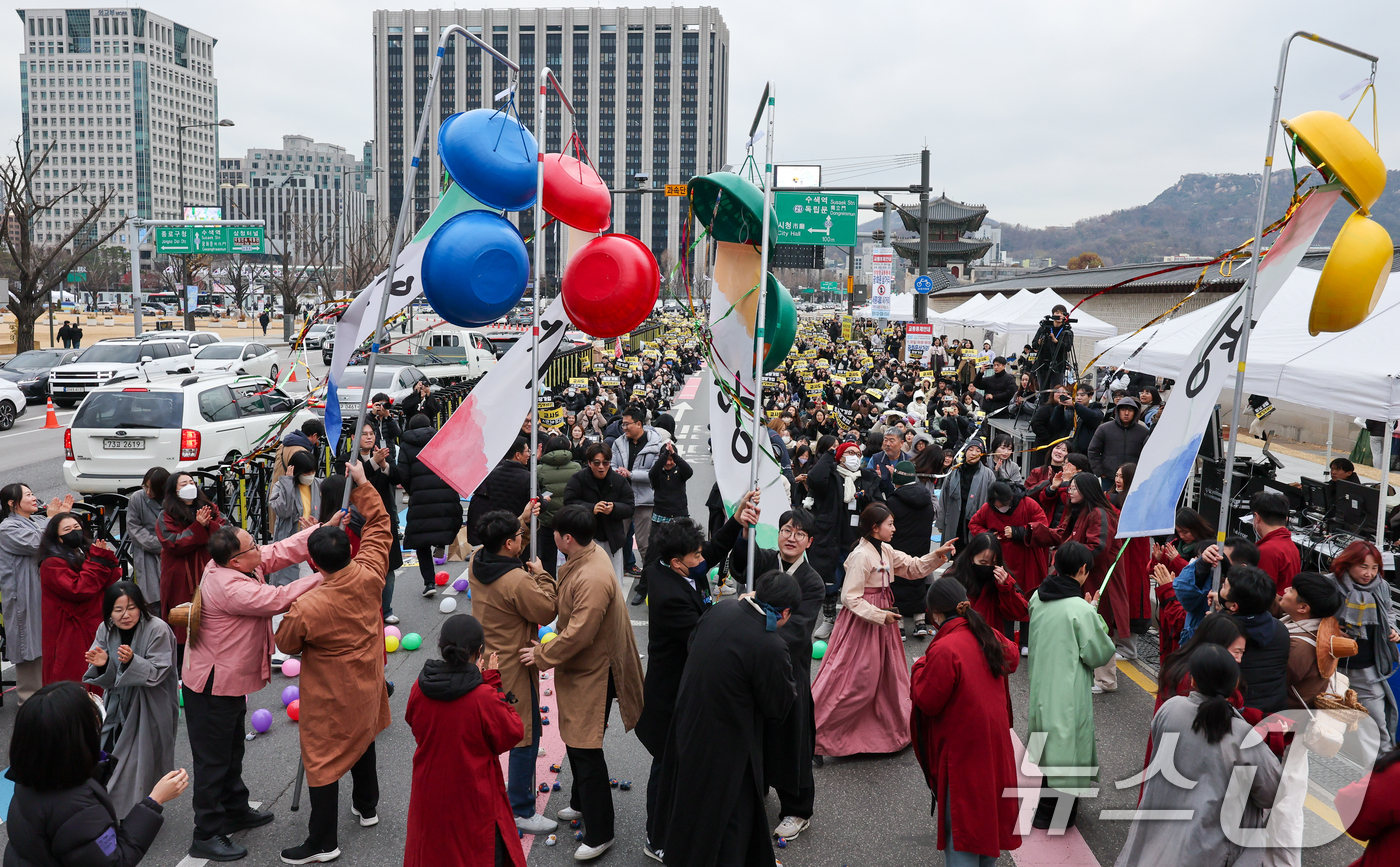 (서울=뉴스1) 안은나 기자 = 교사노동조합연맹 조합원들이 29일 서울 종로구 사직로 동십자각 인근에서 열린 '교사 정당가입 요구집회'에서 '정당가입'이라고 적힌 박을 터뜨리고 있 …