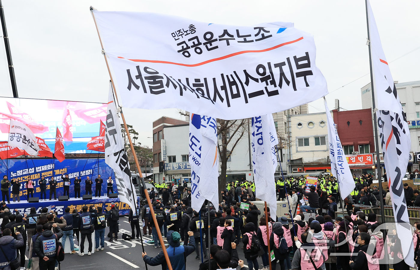 깃발 휘날리는 공공운수노조 총력투쟁 결의대회 - 뉴스1