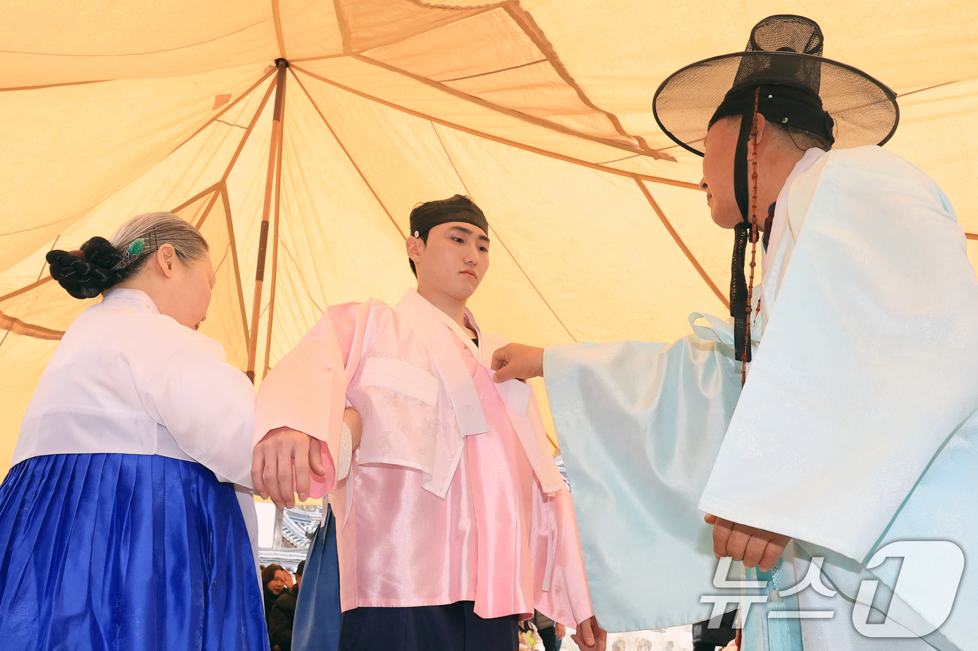 (서울=뉴스1) 이호윤 기자 = 29일 서울 중구 남산골 한옥마을에서 열린 전통 성년례 재현 행사 '나의 스무살에게'에서 성년자가 전통관례복장을 갖추고 성년의식을 치르고 있다. 2 …