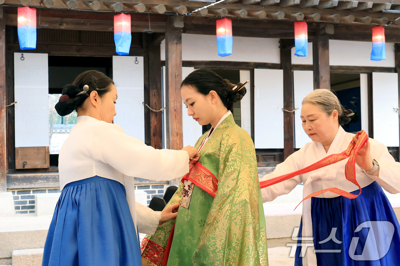 (서울=뉴스1) 이호윤 기자 = 29일 서울 중구 남산골 한옥마을에서 열린 전통 성년례 재현 행사 '나의 스무살에게'에서 성년자가 전통관례복장을 갖추고 성년의식을 치르고 있다. 2 …