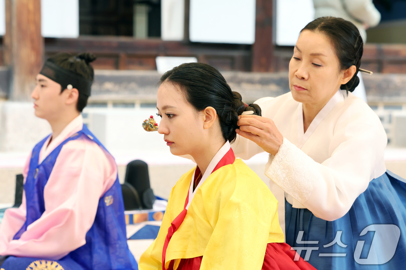 (서울=뉴스1) 이호윤 기자 = 29일 서울 중구 남산골 한옥마을에서 열린 전통 성년례 재현 행사 '나의 스무살에게'에서 성년자가 비녀를 꽂고 족두리를 쓰는 '계례' 행사를 치르고 …