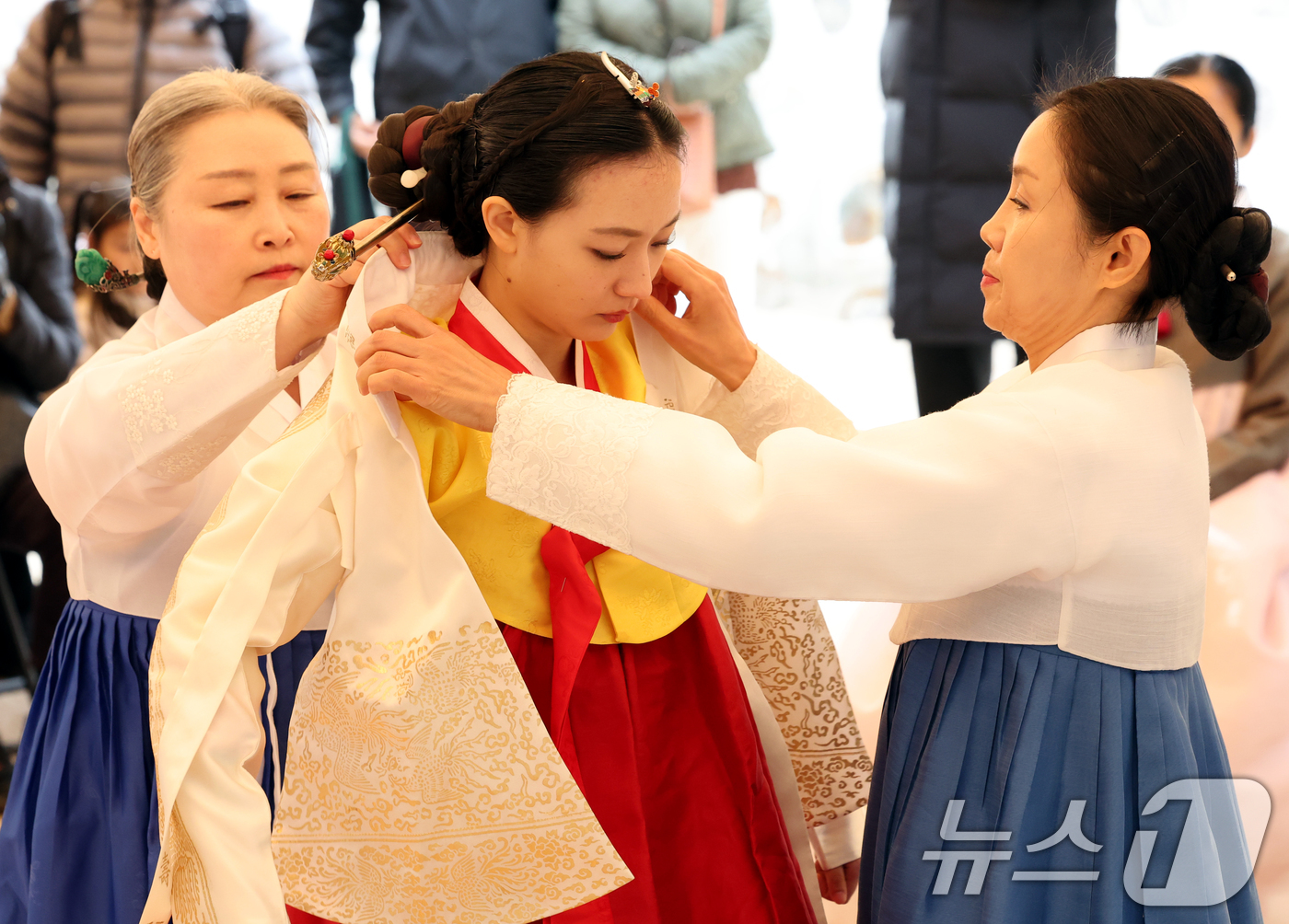 (서울=뉴스1) 이호윤 기자 = 29일 서울 중구 남산골 한옥마을에서 열린 전통 성년례 재현 행사 '나의 스무살에게'에서 성년자가 비녀를 꽂고 족두리를 쓴 뒤 전통관례복장을 착용하 …