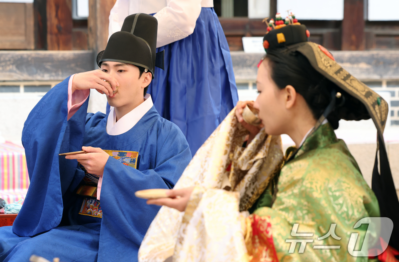 (서울=뉴스1) 이호윤 기자 = 29일 서울 중구 남산골 한옥마을에서 열린 전통 성년례 재현 행사 '나의 스무살에게'에서 성년자들이 전통관례복장을 갖춘채 성년의식을 치르고 있다. …