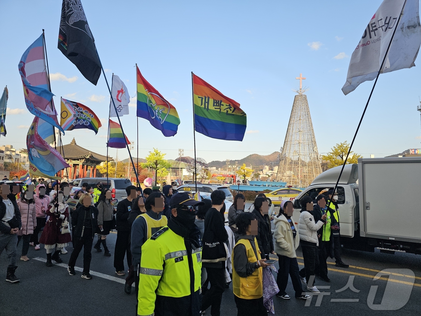 (광주=뉴스1) 서충섭 기자 = 29일 광주 동구 금남로에서 열린 광주퀴어문화축제 참가자들이 퍼레이드를 하며 5·18민주광장 앞을 지나고 있다. 2025.11.29/뉴스1