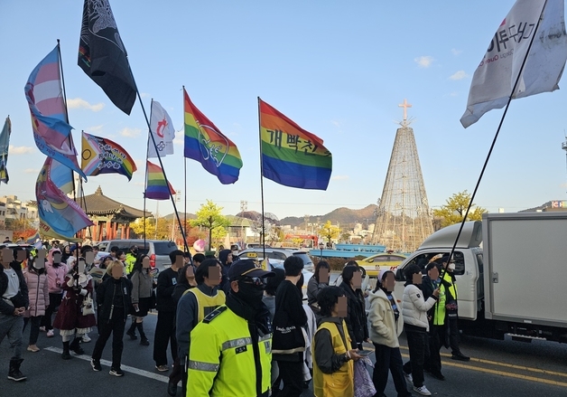 5·18광장 행진하는 광주 퀴어축제 참가자들
