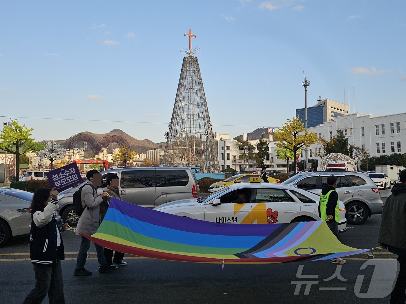 (광주=뉴스1) 서충섭 기자 = 29일 광주 동구 금남로에서 열린 광주퀴어문화축제 참가자들이 퍼레이드를 하며 5·18민주광장 앞을 지나고 있다. 2025.11.29/뉴스1