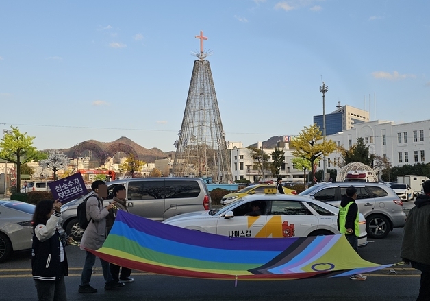 5·18민주광장 행진하는 무지개깃발