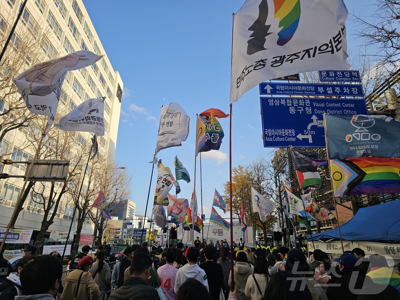 (광주=뉴스1) 서충섭 기자 = 29일 광주 동구 금남로에서 광주퀴어문화축제가 열린 가운데 참여 단체들의 깃발이 운집해 있다. 2025.11.29/뉴스1