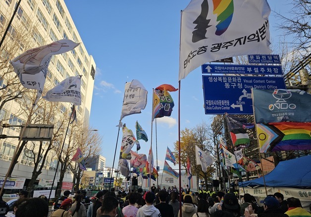 금남로 앞 운집한 시민단체 깃발