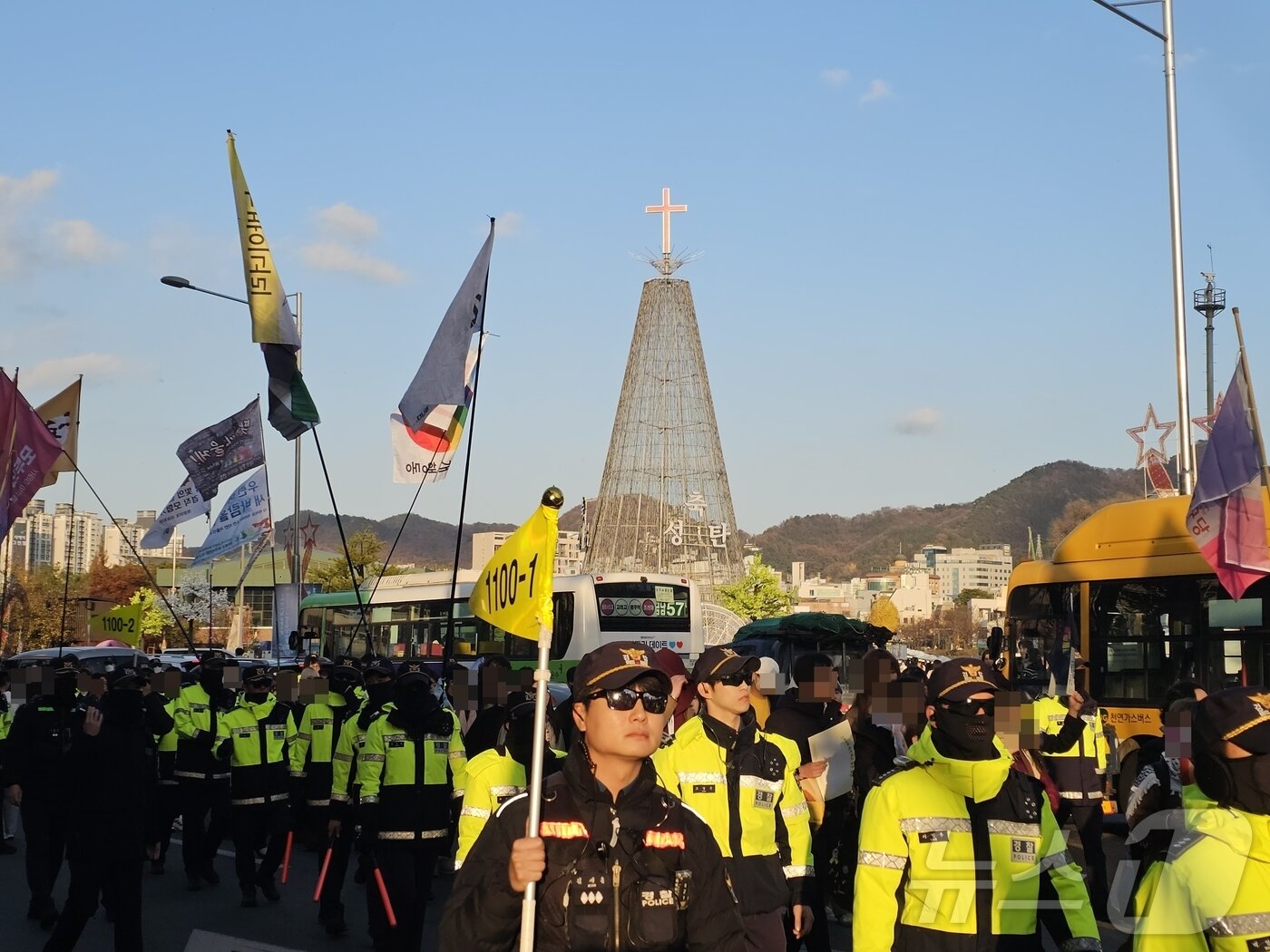 본문 이미지 - 29일 광주 동구 금남로에서 열린 광주퀴어문화축제 참가자들이 5·18민주광장에서 퍼레이드를 하는 가운데 광주경찰이 행렬 좌우에서 보호하고 있다. ⓒ News1 서충섭 기자