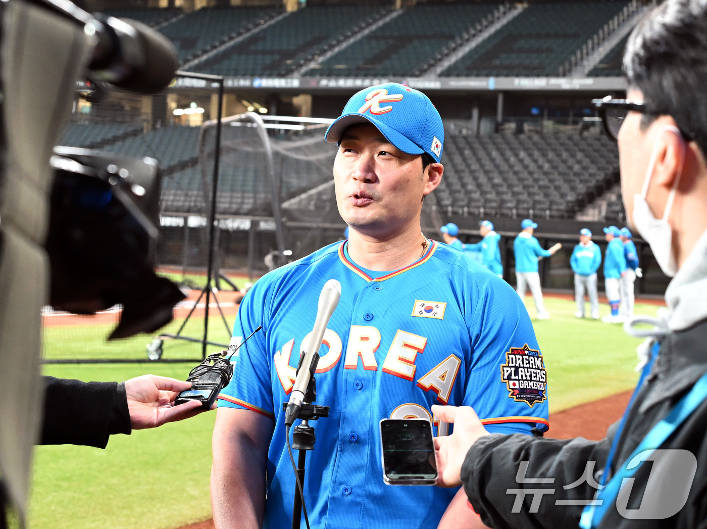 (삿포로=뉴스1) 사진공동취재단 = 오승환이 29일 일본 에스콘필드 홋카이도에서 한일 야구 레전드 선수 간 친선 경기 ‘한일 드림 플레이어즈 게임’을 앞두고 인터뷰를 하고 있다. …