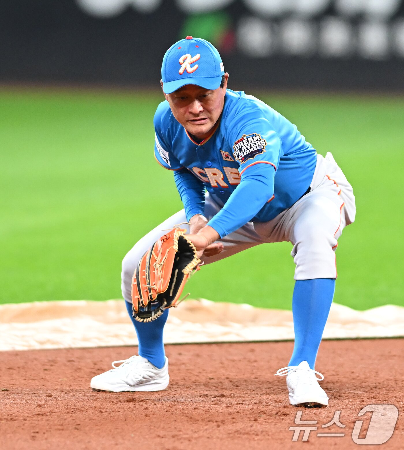 본문 이미지 - 이종범이 29일 일본 에스콘필드 홋카이도에서 한일 야구 레전드 선수 간 친선 경기 ‘한일 드림 플레이어즈 게임’을 앞두고 유격수 수비훈련을 하고 있다. 2025.11.29/뉴스1 ⓒ News1 사진공동취재단