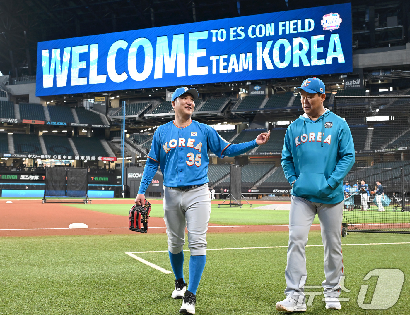 (삿포로=뉴스1) 사진공동취재단 = 장종훈이 29일 일본 에스콘필드 홋카이도에서 한일 야구 레전드 선수 간 친선 경기 ‘한일 드림 플레이어즈 게임’을 앞두고 이진영과 대화를 하고 …