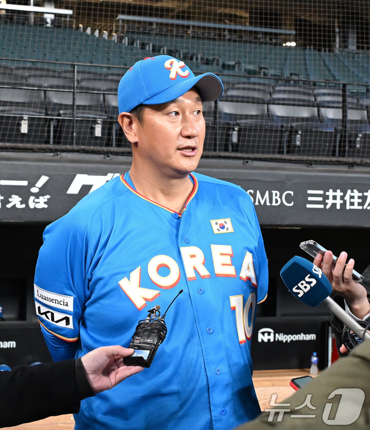 본문 이미지 - 이대호가 29일 일본 에스콘필드 홋카이도에서 한일 야구 레전드 선수 간 친선 경기 ‘한일 드림 플레이어즈 게임’을 앞두고 인터뷰를 하고 있다. 2025.11.29/뉴스1 ⓒ News1 사진공동취재단