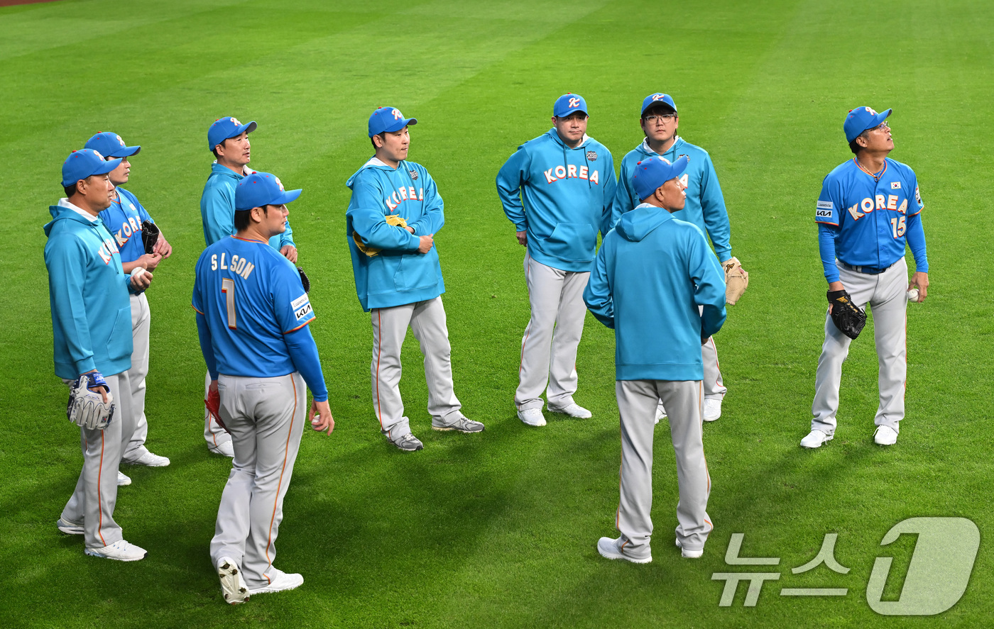 (삿포로=뉴스1) 사진공동취재단 = 29일 일본 에스콘필드 홋카이도에서 한일 야구 레전드 선수 간 친선 경기 ‘한일 드림 플레이어즈 게임’을 앞두고 한국 투수들이 미팅을 하고 있다 …