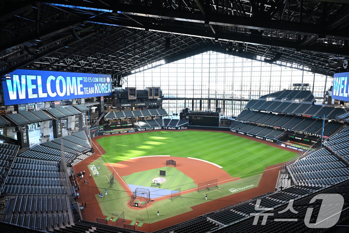 본문 이미지 - 29일 일본 에스콘필드 홋카이도에서 한일 야구 레전드 선수 간 친선 경기 ‘한일 드림 플레이어즈 게임’을 앞두고 한국 선수들이 훈련하고 있다. 2025.11.29/뉴스1 ⓒ News1 사진공동취재단