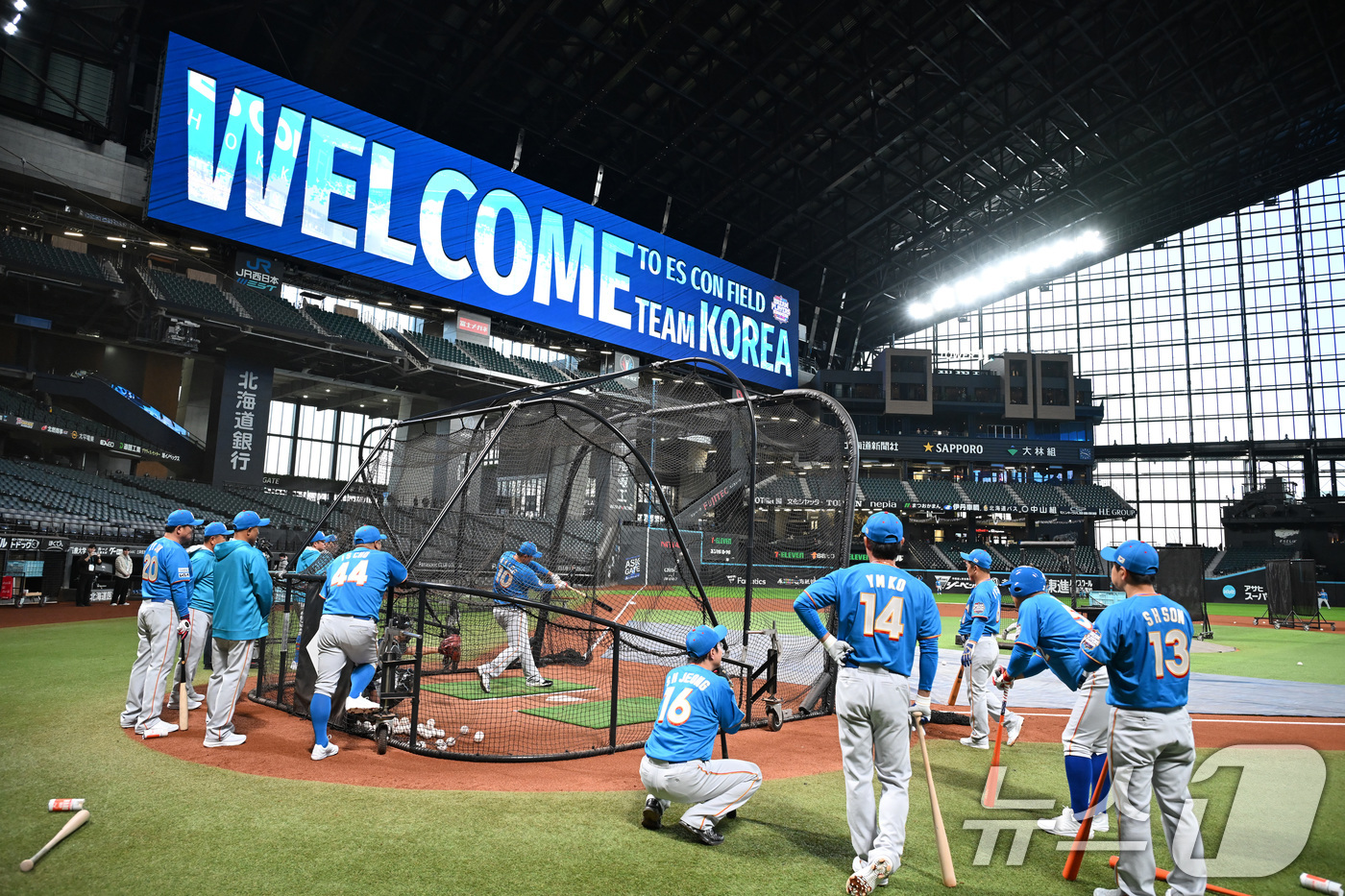 (삿포로=뉴스1) 사진공동취재단 = 이대호가 29일 일본 에스콘필드 홋카이도에서 한일 야구 레전드 선수 간 친선 경기 ‘한일 드림 플레이어즈 게임’을 앞두고 프리배팅을 하고 있다. …