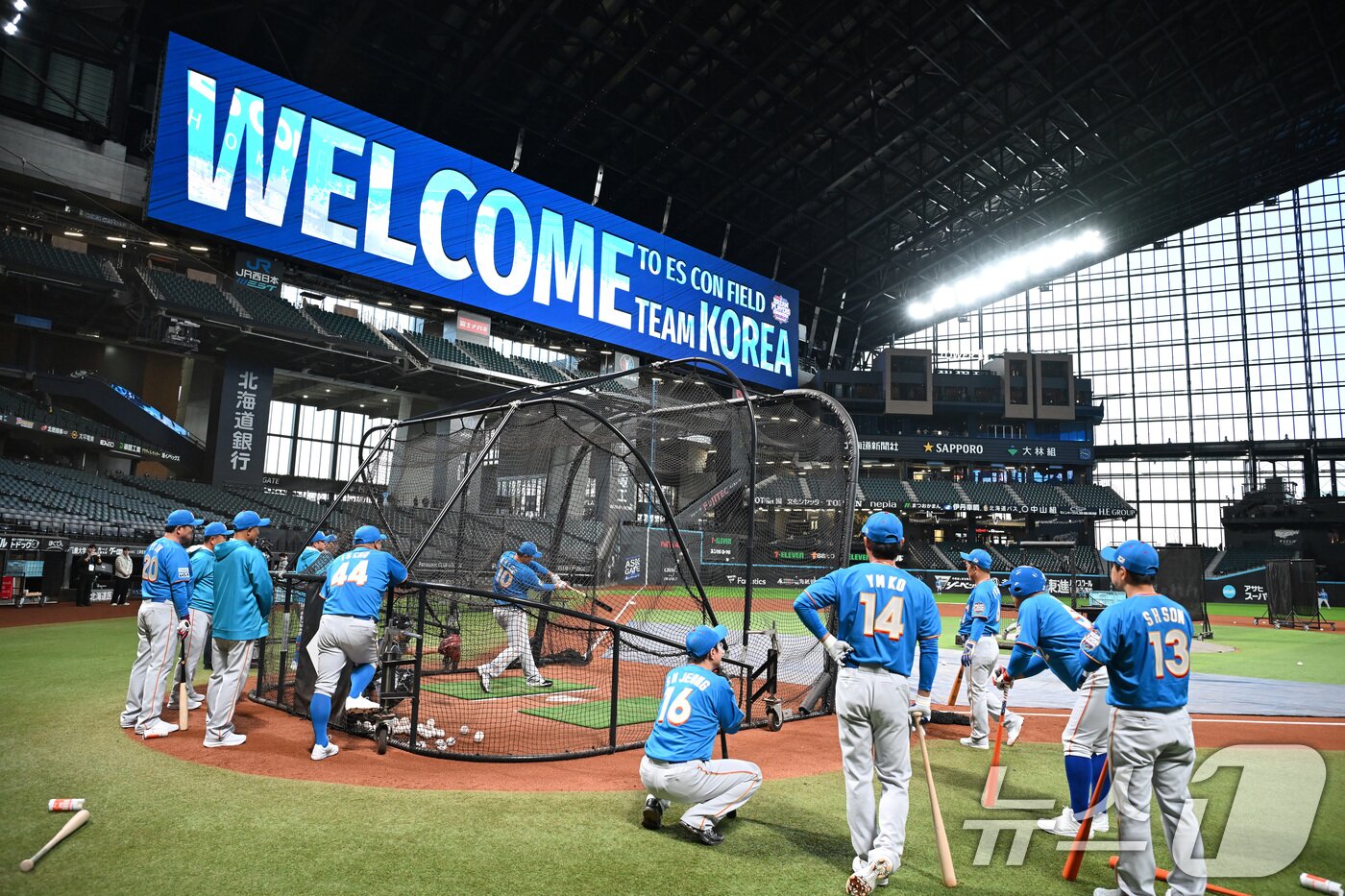 본문 이미지 - 이대호가 29일 일본 에스콘필드 홋카이도에서 한일 야구 레전드 선수 간 친선 경기 ‘한일 드림 플레이어즈 게임’을 앞두고 프리배팅을 하고 있다. 2025.11.29/뉴스1 ⓒ News1 사진공동취재단