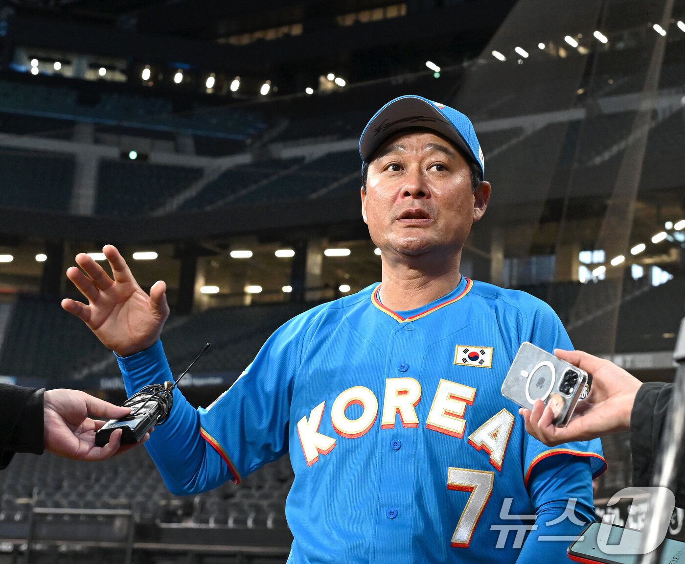 본문 이미지 - 이종범이 29일 일본 에스콘필드 홋카이도에서 한일 야구 레전드 선수 간 친선 경기 ‘한일 드림 플레이어즈 게임’을 앞두고 인터뷰를 하고 있다. 2025.11.29/뉴스1 ⓒ News1 사진공동취재단