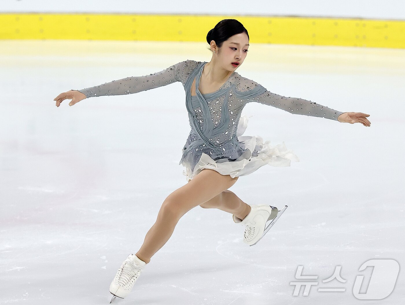본문 이미지 - 신지아(세화여자고등학교)가 29일 서울 양천구 목동아이스링크에서 열린 2025 KB금융 전국남녀 피겨스케이팅 회장배 랭킹대회 여자 시니어 쇼트프로그램에 출전해 연기를 펼치고 있다. 2025.11.29/뉴스1 ⓒ News1 김진환 기자