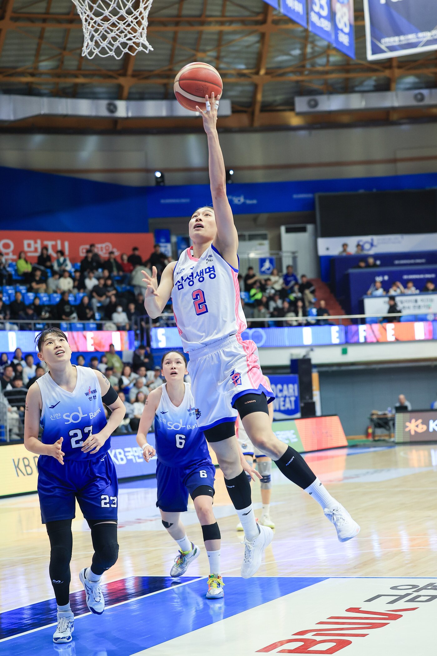 본문 이미지 - 여자농구 삼성생명이 신한은행을 꺾고 시즌 2승째를 올렸다.(WKBL 제공)