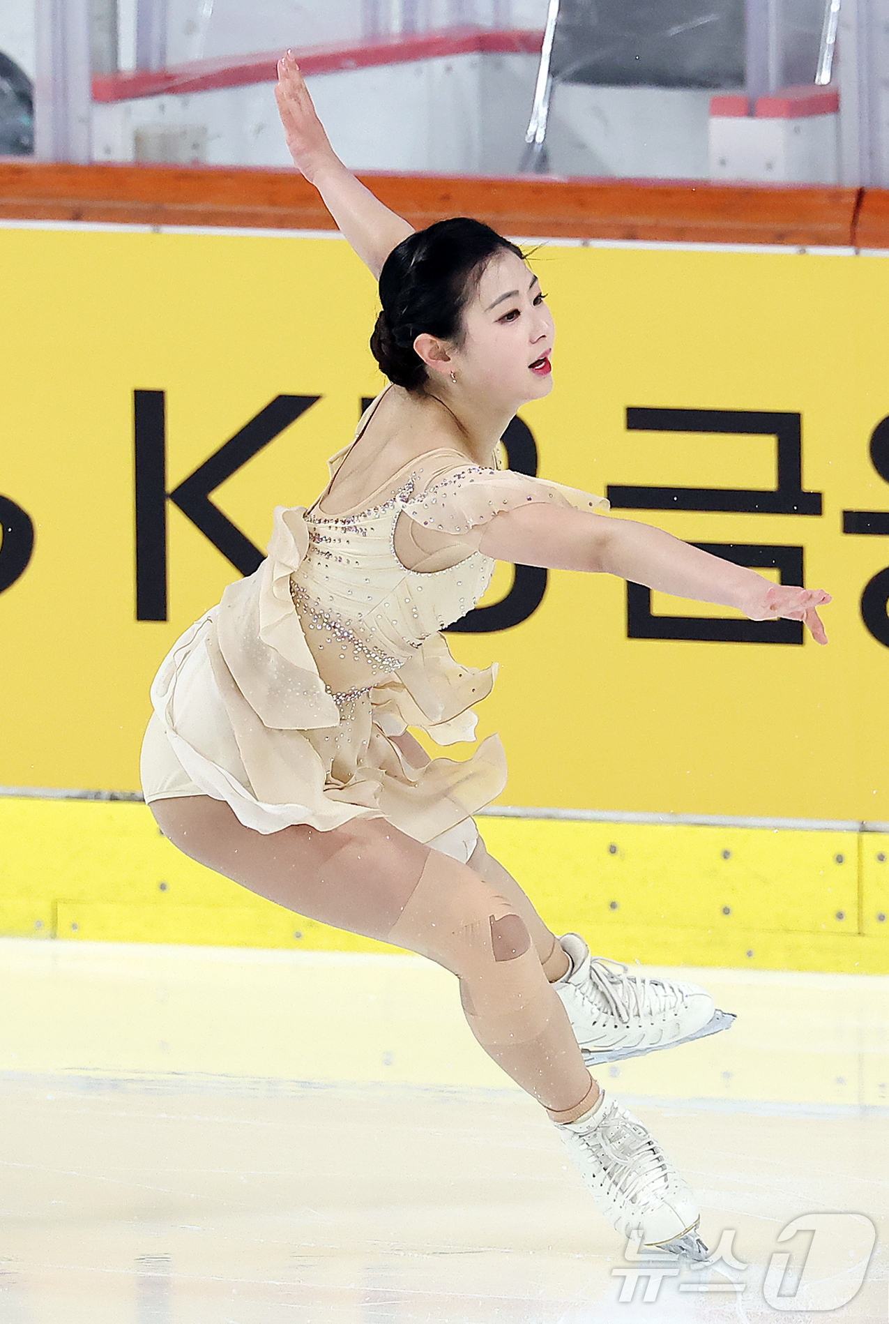 (서울=뉴스1) 김진환 기자 = 윤아선(수리고등학교)이 29일 서울 양천구 목동아이스링크에서 열린 2025 KB금융 전국남녀 피겨스케이팅 회장배 랭킹대회 여자 시니어 쇼트프로그램에 …