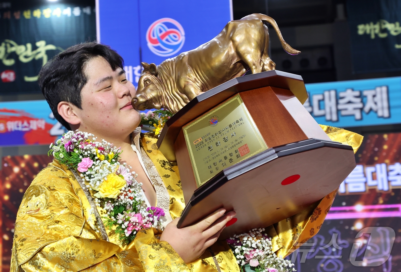 (의성=뉴스1) = 29일 경북 의성군 의성종합체육관에서 열린 ‘위더스제약 2025 의성천하장사씨름대축제’ 천하장사 결정전에서 천하장사에 등극한 김민재(영암군민속씨름단)가 장사인증 …