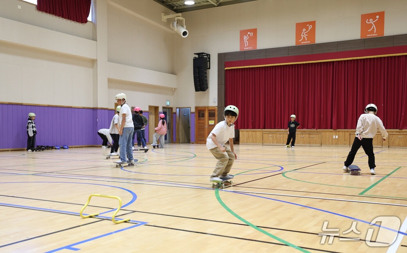 본문 이미지 - 제주 평대초 학생들이 직접 보드를 타며 배우고 있는 모습.&#40;서울시교육청 제공&#41;