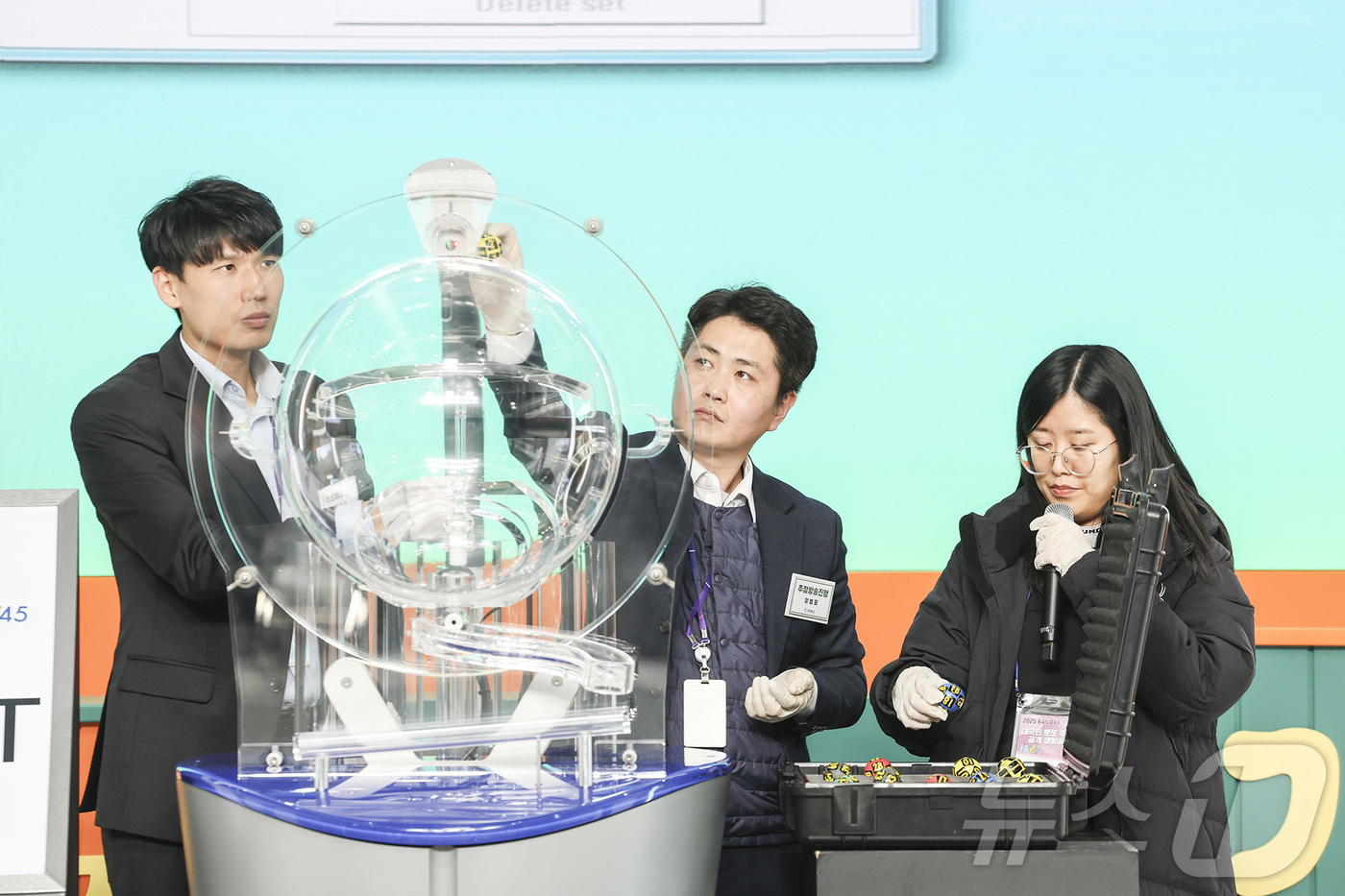 (서울=뉴스1) = 29일 서울 마포구 상암MBC에서 열린 대국민 로또 추첨 생방송 ‘645 데이’에서 참관인이 로또복권 추첨 검수 작업에 참여하고 있다. (동행복권 제공. 재판매 …