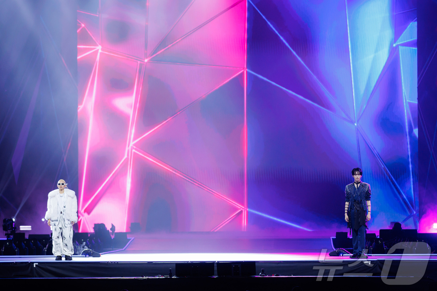 (홍콩=뉴스1) 권현진 기자 = 안무가 쿄카와 제로베이스원 성한빈(오른쪽)이 29일(현지시간) 오후 홍콩 카이탁 스타디움에서 열린 대중음악 시상식 '2025 마마 어워즈'(2025 …