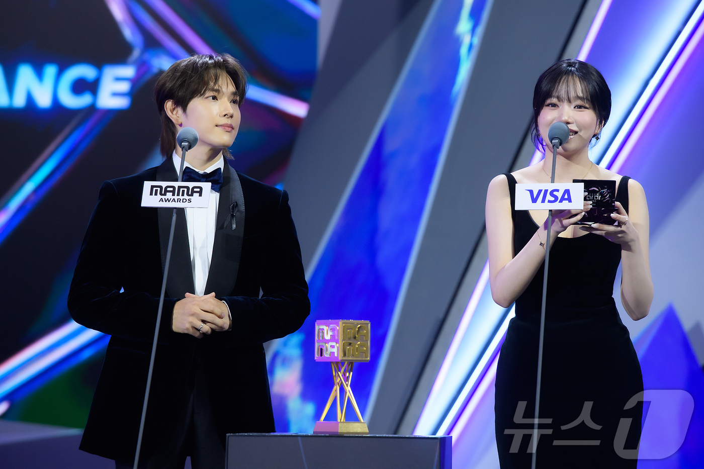 (홍콩=뉴스1) 권현진 기자 = 배우 임시완과 조유리(오른쪽)가 29일(현지시간) 오후 홍콩 카이탁 스타디움에서 열린 대중음악 시상식 '2025 마마 어워즈'(2025 MAMA A …