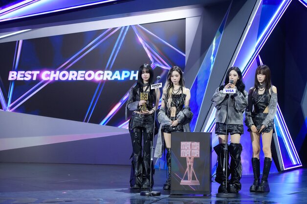 본문 이미지 - 에스파카 29일(현지시각) 오후 홍콩 카이탁 스타디움에서 열린 대중음악 시상식 '2025 마마 어워즈'(2025 MAMA AWARDS)에서 베스트 댄스 퍼포먼스 여자 그룹상을 받은 뒤 소감을 말하고 있다. (CJ ENM 제공. 재판매 및 DB금지) 2025.11.29/뉴스1 ⓒ News1 권현진 기자