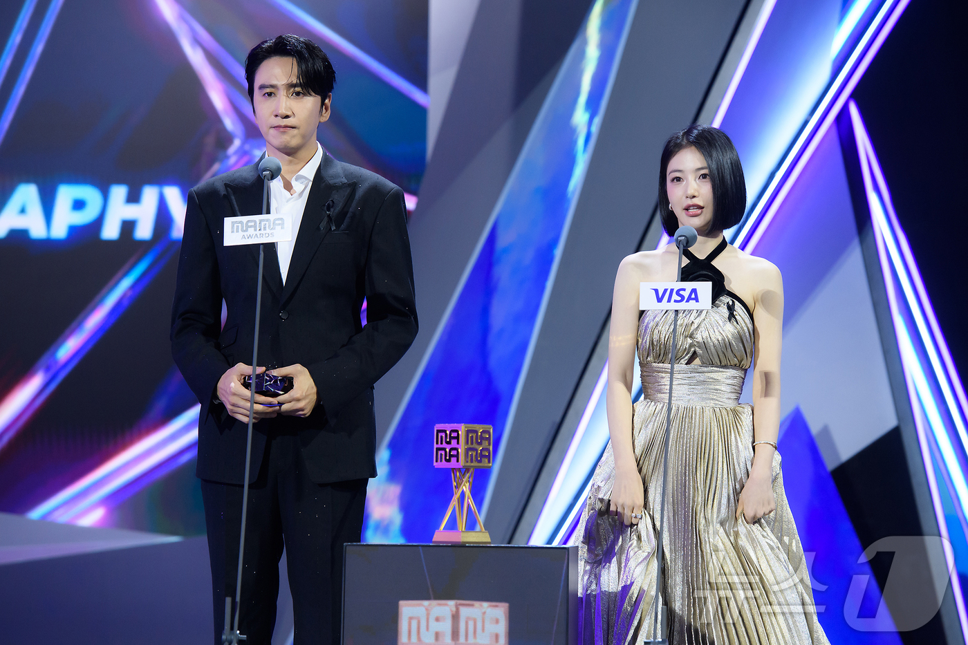 (홍콩=뉴스1) 권현진 기자 = 배우 이광수와 신예은(오른쪽)이 29일(현지시간) 오후 홍콩 카이탁 스타디움에서 열린 대중음악 시상식 '2025 마마 어워즈'(2025 MAMA A …