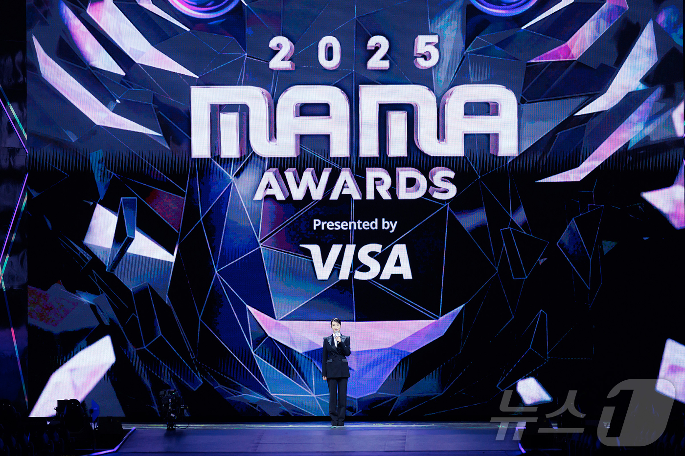 (홍콩=뉴스1) 권현진 기자 = 배우 김혜수가 29일(현지시간) 오후 홍콩 카이탁 스타디움에서 열린 대중음악 시상식 '2025 마마 어워즈'(2025 MAMA AWARDS)에서 포 …