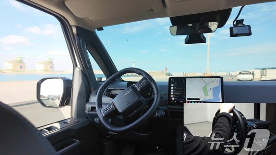 본문 이미지 - 27일 제주도 일반 도로 위를 기아 PV5가 원격 운전 실증을 진행하는 모습. &#40;자료사진. 현대차·기아 제공&#41; 2025.11.27/뉴스1