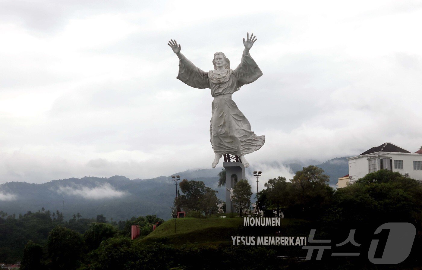 본문 이미지 - 예수 축복상&#40;Yesus Memberkati Statue&#41; ⓒ News1