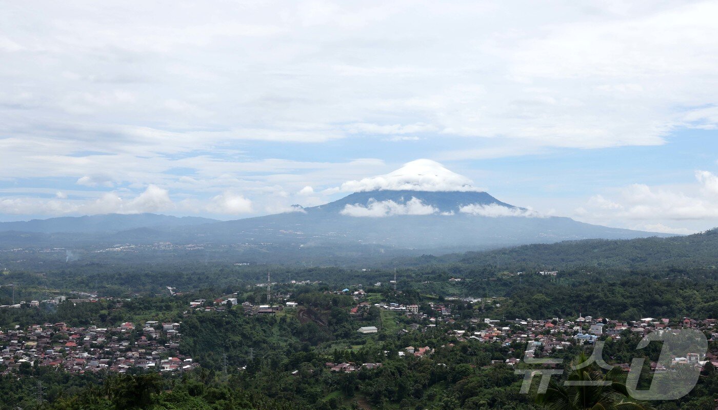 본문 이미지 - 마카테테 언덕에서 본 마나도 전경 ⓒ News1 안은나 기자