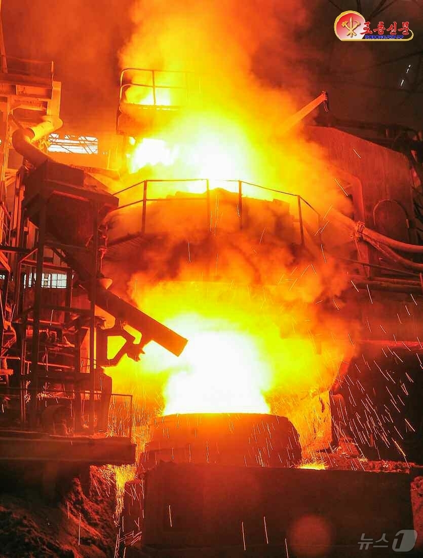 (평양 노동신문=뉴스1) = 북한 노동당 기관지 노동신문은 3일 "당 제9차대회를 향한 전인민적인 총진군 기세가 더욱 고조되고 있다"고 보도했다. [국내에서만 사용가능. 재배포 금 …