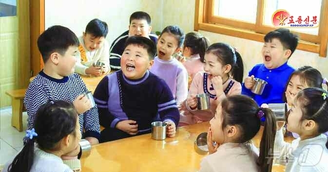 (평양 노동신문=뉴스1) = 북한 노동당 기관지 노동신문은 3일 어린이들을 위한 유제품이 활발히 생산되고 전국으로 공급되고 있다고 보도했다. [국내에서만 사용가능. 재배포 금지. …