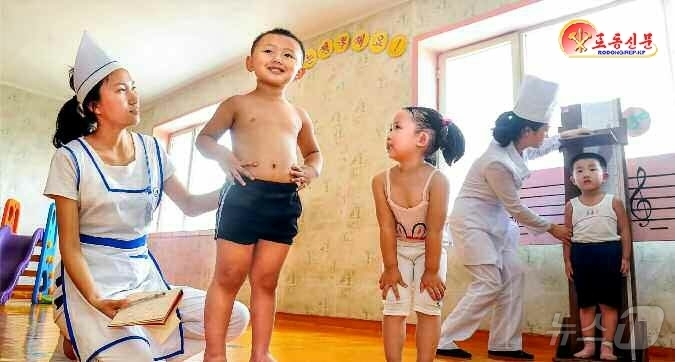 (평양 노동신문=뉴스1) = 북한 노동당 기관지 노동신문은 3일 어린이들을 위한 유제품이 활발히 생산되고 전국으로 공급되고 있다고 보도했다. [국내에서만 사용가능. 재배포 금지. …