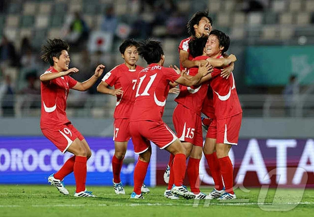(평양 노동신문=뉴스1) = 북한 노동당 기관지 노동신문은 3일 국제축구연맹(FIFA) 17살 미만(U-17) 여자월드컵경기대회 준준결승경기에서 일본을 상대로 승리했다고 보도했다. …