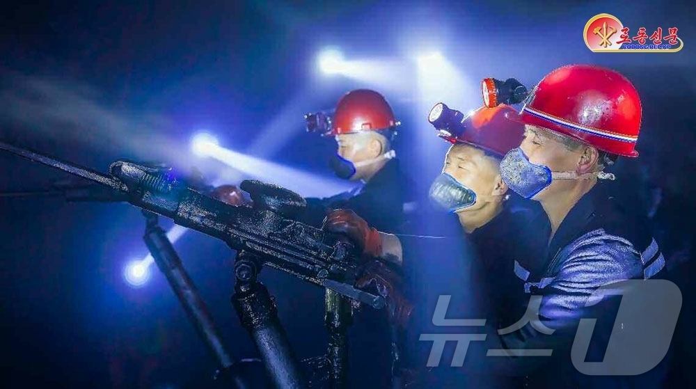 (평양 노동신문=뉴스1) = 북한 노동당 기관지 노동신문은 3일 북창지구청년탄광연합기업소 일꾼(간부)들과 탄부들을 조명하며 석탄 증산을 강조했다. [국내에서만 사용가능. 재배포 금 …