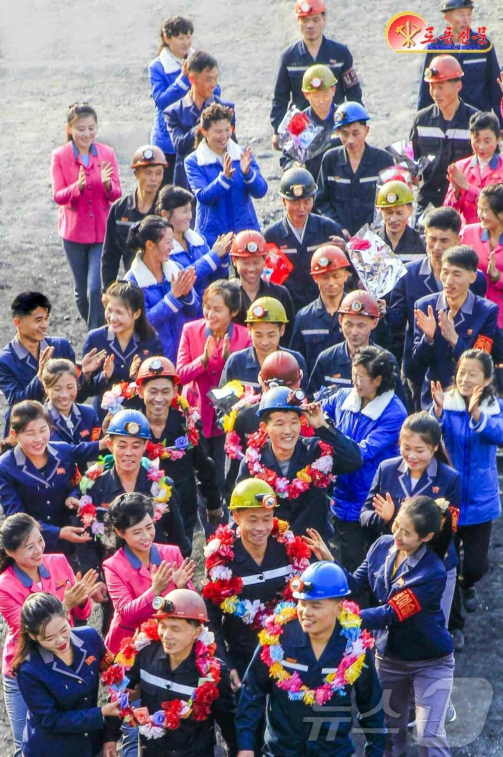 (평양 노동신문=뉴스1) = 북한 노동당 기관지 노동신문은 3일 북창지구청년탄광연합기업소 일꾼(간부)들과 탄부들을 조명하며 석탄 증산을 강조했다. [국내에서만 사용가능. 재배포 금 …