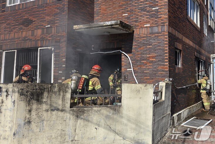 본문 이미지 - 2일 오전 11시59분쯤 경주시 동천동의 한 빌라에서 불이나 소방 당국이 진화하고 있다.(경북소방본부 제공. 재판매 및 DB 금지)2025.11.3/뉴스1