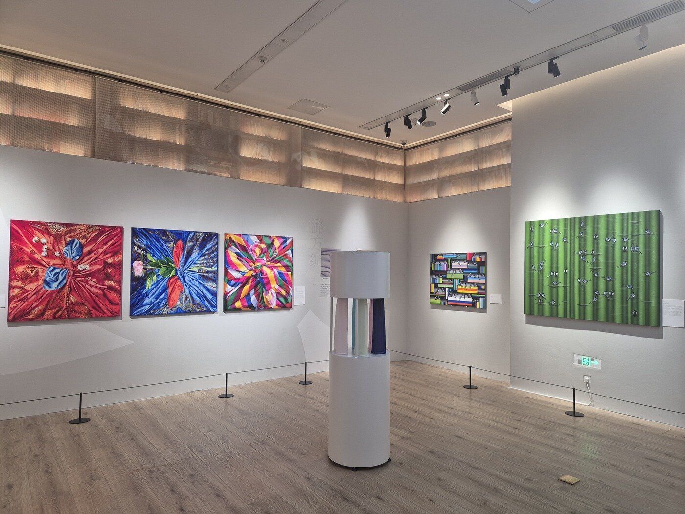 본문 이미지 - 한중 복식예술교류전 '옷, 예술이 되다' 전시 전경 (사비나미술관 제공)