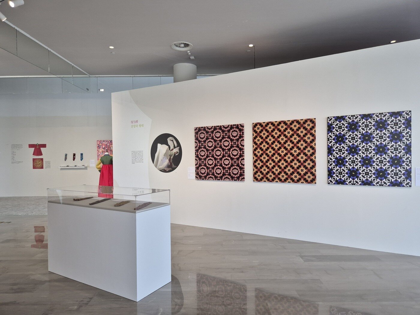 본문 이미지 - 한중 복식예술교류전 '옷, 예술이 되다' 전시 전경 (사비나미술관 제공)