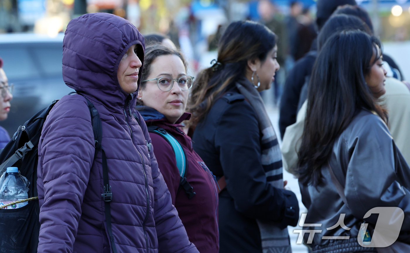 (서울=뉴스1) 김명섭 기자 = 3일 오전 전국의 기온이 영하권으로 떨어지며 출근길 추위가 찾아온 가운데 서울 광화문 네거리에서 외국인 관광객들이 잔뜩 움츠린 채 이동하고 있다.기 …