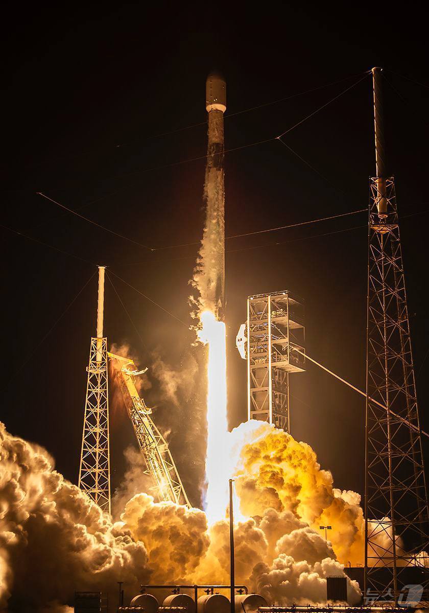 (서울=뉴스1) = 국방과학연구소가 개발을 주관하는 군 정찰위성인 ‘425 위성’의 마지막 5호기가 지난 2일(현지 시각), 미국 플로리다주 케이프 커너베럴 우주군 기지에서 스페이 …