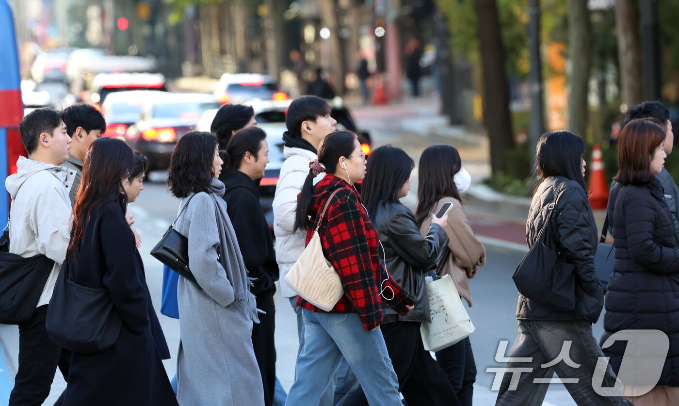 본문 이미지 - 3일 오전 전국의 기온이 영하권으로 떨어지며 출근길 추위가 찾아온 가운데 서울 광화문 네거리에서 시민들이 잔뜩 움츠린 채 이동하고 있다.  2025.11.3/뉴스1 ⓒ News1 김명섭 기자